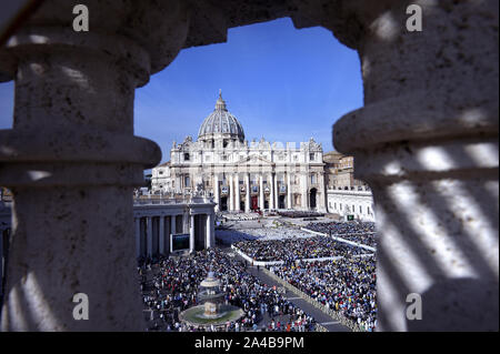 Cité du Vatican, Vatican. 13 Oct, 2019. Le pape François célèbre la Messe de canonisation de l'Angleterre John Henry Newman, Italienne Giuseppina Vannini, Maria Teresa Chiramel Mankidiyan indiennes, brésiliennes Dulce Lopes Pontes, et Suisse Marguerite Bays le dimanche, Octobre 13, 2019, sur la Place Saint-Pierre au Vatican. Photo par Sefano Spaziani/UPI UPI : Crédit/Alamy Live News Banque D'Images