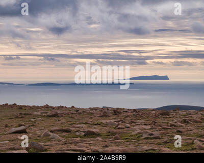 Prise depuis le sommet de Ronas Hill dans Northmavine sur Mainland, Shetland, Scotland, UK, les îles de Papa Stour et Foula apparaissent sur une mer calme. Banque D'Images