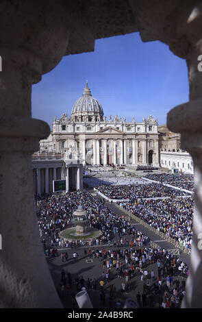 Cité du Vatican, Vatican. 13 Oct, 2019. Le pape François célèbre la Messe de canonisation de l'Angleterre John Henry Newman, Italienne Giuseppina Vannini, Maria Teresa Chiramel Mankidiyan indiennes, brésiliennes Dulce Lopes Pontes, et Suisse Marguerite Bays le dimanche, Octobre 13, 2019, sur la Place Saint-Pierre au Vatican. Photo par Sefano Spaziani/UPI UPI : Crédit/Alamy Live News Banque D'Images