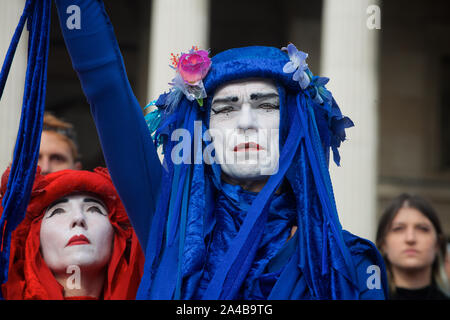 Rebelle rouge Brigade à la Galerie nationale tandis que les prêtres et évêques se sont relayés pour lire former le livre des Révélations. Rébellion d'extinction a continué de protestation à Londres du 7 octobre. L'objectif de la participation à la non-violence l'action directe et la désobéissance civile était d'attirer l'attention sur la crise climatique et à la perte de biodiversité. Rébellion d'extinction sont demandes que les gouvernements dire au public la vérité sur l'ampleur réelle de la crise, prendre des mesures maintenant pour réduire les émissions de CO2 et mettre en place des assemblées de citoyens pour surveiller les changements de politique. Ils exigent également que des mesures soient prises pour mettre fin à la Banque D'Images