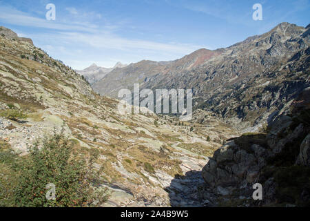 Une vue sur les Pyrénées sur une journée ensoleillée en septembre 2019 Banque D'Images