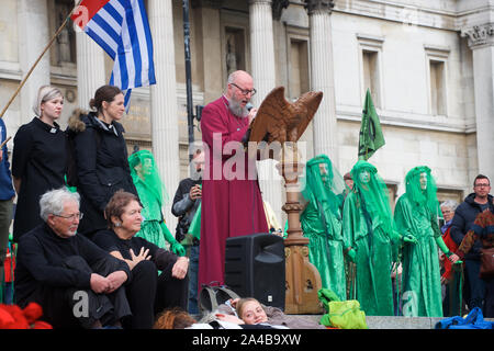 Rebelle rouge Brigade à la Galerie nationale tandis que les prêtres et évêques se sont relayés pour lire former le livre des Révélations. Rébellion d'extinction a continué de protestation à Londres du 7 octobre. L'objectif de la participation à la non-violence l'action directe et la désobéissance civile était d'attirer l'attention sur la crise climatique et à la perte de biodiversité. Rébellion d'extinction sont demandes que les gouvernements dire au public la vérité sur l'ampleur réelle de la crise, prendre des mesures maintenant pour réduire les émissions de CO2 et mettre en place des assemblées de citoyens pour surveiller les changements de politique. Ils exigent également que des mesures soient prises pour mettre fin à la Banque D'Images
