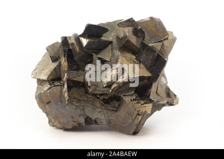 Rocher de l'arsenopyrite minéral du Portugal isolé sur fond blanc Banque D'Images