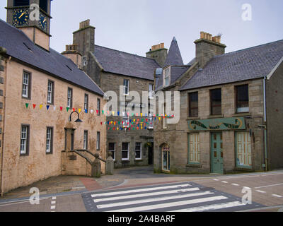 L'hôtel Queens et autres bâtiments dans la rue commerciale dans le centre-ville de Lerwick, la capitale des Shetland, Écosse, Royaume-Uni. Banque D'Images