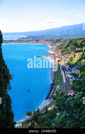 L'aigue-marine eaux bleues de Méditerranée près de Taormina et du mont Etna resorts en Sicile, Italie. Journée d'été brillant, destination vacances. Banque D'Images