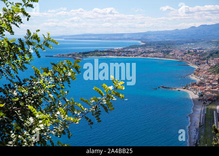 Côte de la mer Méditerranée, complexe hôtelier de luxe à Taormina, Sicile, Italie de l'île. Les eaux claires de la mer Ionienne, près de l'Etna. Vue aérienne. Banque D'Images