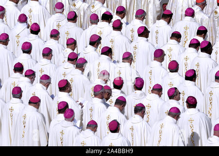 Cité du Vatican, Vatican. 13 Oct, 2019. Le pape François célèbre la Messe de canonisation de l'Angleterre John Henry Newman, Italienne Giuseppina Vannini, Maria Teresa Chiramel Mankidiyan indiennes, brésiliennes Dulce Lopes Pontes, et Suisse Marguerite Bays le dimanche, Octobre 13, 2019, sur la Place Saint-Pierre au Vatican. Photo par Sefano Spaziani/UPI UPI : Crédit/Alamy Live News Banque D'Images