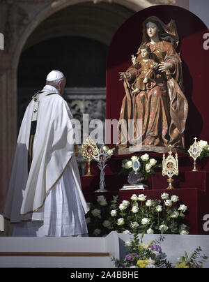 Cité du Vatican, Vatican. 13 Oct, 2019. Le pape François célèbre la Messe de canonisation de l'Angleterre John Henry Newman, Italienne Giuseppina Vannini, Maria Teresa Chiramel Mankidiyan indiennes, brésiliennes Dulce Lopes Pontes, et Suisse Marguerite Bays le dimanche, Octobre 13, 2019, sur la Place Saint-Pierre au Vatican. Photo par Sefano Spaziani/UPI UPI : Crédit/Alamy Live News Banque D'Images