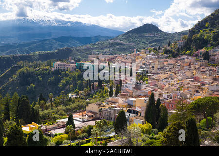 L'Etna et Taormina ville vue panoramique aérienne. Toits de beaucoup de bâtiments. L'île de Sicile, en Italie. Banque D'Images