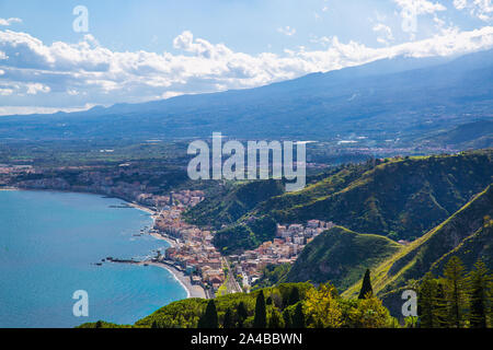 L'aigue-marine eaux bleues de Méditerranée près de Taormina et du mont Etna resorts en Sicile, Italie. Journée d'été brillant, destination vacances. Banque D'Images