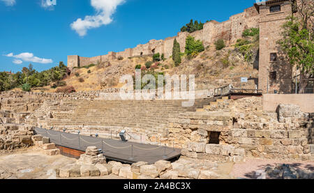 Vue panoramique sur ancien amphithéâtre romain avec ruines forteresse Alcazaba en arrière-plan. Malaga, Andalousie, Espagne Banque D'Images