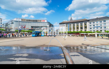 Vue panoramique à la circulation et à la vie quotidienne sur la Koenigsplatz square à Kassel. Allemagne Banque D'Images