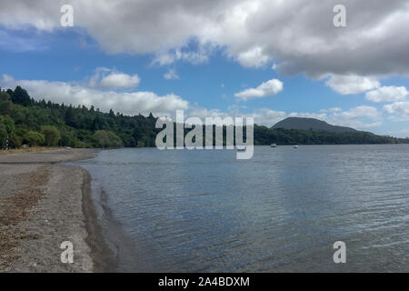 Pristine déserte nouvelle-zélande plage bordée de collines et de forêts Banque D'Images