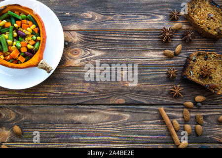 Citrouille d'automne, d'épices, courgettes farcies, carrts haricoton les haricots, grains et rustique en arrière-plan. Gâteau aux carottes potiron aux épices, raisins, cannelle Banque D'Images