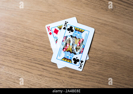 Deux cartes roi placé sur une table en bois Banque D'Images