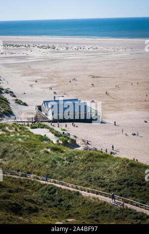 Vue aérienne de personnes et d'un restaurant sur la plage de Texel aux Pays-Bas. Banque D'Images