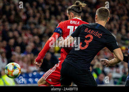 Cardiff, Wales, UK. 13 Oct 2019. Barisic Borna de Croatie en action contre Gareth Bale de galles. Pays de Galles v France UEFA EURO 2020 au qualificatif de Cardiff City Stadium. Lewis Mitchell/YCPD/Alamy Live News. Banque D'Images