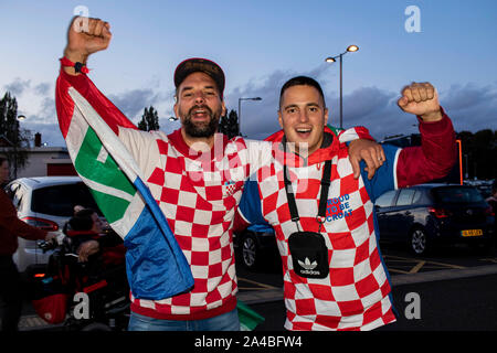 Cardiff, Wales, UK. 13 Oct 2019. Fans arrivent au Cardiff City Stadium. Pays de Galles v France UEFA EURO 2020 au qualificatif de Cardiff City Stadium. Lewis Mitchell/YCPD/Alamy Live News. Banque D'Images