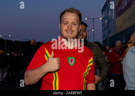 Cardiff, Wales, UK. 13 Oct 2019. Fans arrivent au Cardiff City Stadium. Pays de Galles v France UEFA EURO 2020 au qualificatif de Cardiff City Stadium. Lewis Mitchell/YCPD/Alamy Live News. Banque D'Images