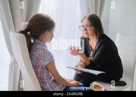 Travailleur social femme parlant à fille. La psychologie de l'enfant, de la santé mentale. Banque D'Images