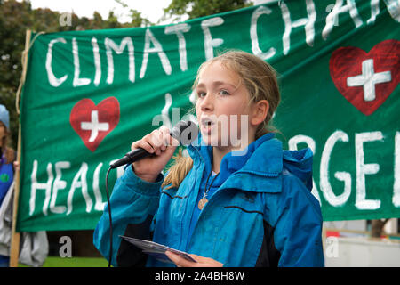 XR 110 médecins ont défilé à partir de la rive sud à Trafalgar Square (la police dit qu'ils allaient être arrêtés s'ils allaient à la place du Parlement selon le plan d'origine) pour protester contre l'inaction de la crise climatique ...où ils ont symboliquement enlever leurs chaussures et portaient des masques pour représenter les 110 personnes par jour qui meurent prématurément en raison de la pollution de l'air à Londres La rébellion d'extinction a continué de protestation à Londres du 7 octobre. L'objectif de la participation à la non-violence l'action directe et la désobéissance civile était d'attirer l'attention sur la crise climatique et à la perte de biodiversité. Exige une rébellion d'extinction Banque D'Images