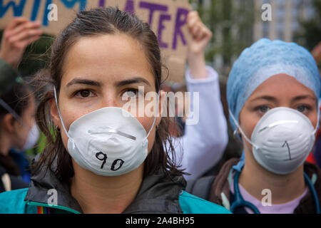 XR 110 médecins ont défilé à partir de la rive sud à Trafalgar Square (la police dit qu'ils allaient être arrêtés s'ils allaient à la place du Parlement selon le plan d'origine) pour protester contre l'inaction de la crise climatique ...où ils ont symboliquement enlever leurs chaussures et portaient des masques pour représenter les 110 personnes par jour qui meurent prématurément en raison de la pollution de l'air à Londres La rébellion d'extinction a continué de protestation à Londres du 7 octobre. L'objectif de la participation à la non-violence l'action directe et la désobéissance civile était d'attirer l'attention sur la crise climatique et à la perte de biodiversité. Exige une rébellion d'extinction Banque D'Images