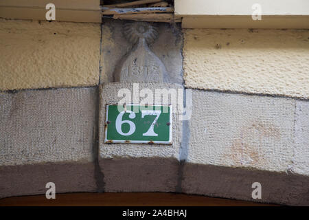 Blanc de style méditerranéen, 67 numéros sur une plaque d'émail vert sur une porte en Espagne Banque D'Images