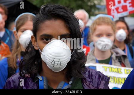 XR 110 médecins ont défilé à partir de la rive sud à Trafalgar Square (la police dit qu'ils allaient être arrêtés s'ils allaient à la place du Parlement selon le plan d'origine) pour protester contre l'inaction de la crise climatique ...où ils ont symboliquement enlever leurs chaussures et portaient des masques pour représenter les 110 personnes par jour qui meurent prématurément en raison de la pollution de l'air à Londres La rébellion d'extinction a continué de protestation à Londres du 7 octobre. L'objectif de la participation à la non-violence l'action directe et la désobéissance civile était d'attirer l'attention sur la crise climatique et à la perte de biodiversité. Exige une rébellion d'extinction Banque D'Images