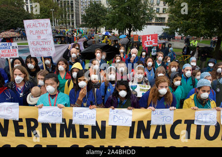 XR 110 médecins ont défilé à partir de la rive sud à Trafalgar Square (la police dit qu'ils allaient être arrêtés s'ils allaient à la place du Parlement selon le plan d'origine) pour protester contre l'inaction de la crise climatique ...où ils ont symboliquement enlever leurs chaussures et portaient des masques pour représenter les 110 personnes par jour qui meurent prématurément en raison de la pollution de l'air à Londres La rébellion d'extinction a continué de protestation à Londres du 7 octobre. L'objectif de la participation à la non-violence l'action directe et la désobéissance civile était d'attirer l'attention sur la crise climatique et à la perte de biodiversité. Exige une rébellion d'extinction Banque D'Images