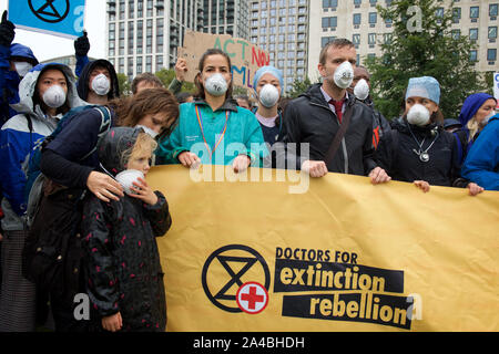 XR 110 médecins ont défilé à partir de la rive sud à Trafalgar Square (la police dit qu'ils allaient être arrêtés s'ils allaient à la place du Parlement selon le plan d'origine) pour protester contre l'inaction de la crise climatique ...où ils ont symboliquement enlever leurs chaussures et portaient des masques pour représenter les 110 personnes par jour qui meurent prématurément en raison de la pollution de l'air à Londres La rébellion d'extinction a continué de protestation à Londres du 7 octobre. L'objectif de la participation à la non-violence l'action directe et la désobéissance civile était d'attirer l'attention sur la crise climatique et à la perte de biodiversité. Exige une rébellion d'extinction Banque D'Images