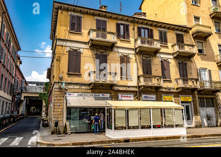 Plats à emporter Boutiques sous un immeuble de la Via Nizza , ,Lingotto , Turin, Italie Banque D'Images