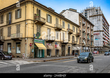 Une farmacia ou pharmacie sous un immeuble de la Via Nizza , ,Lingotto , Turin, Italie Banque D'Images