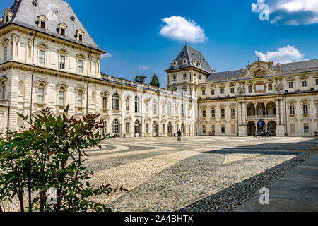 La façade d'inspiration française du château de Castello del Valentino un bâtiment historique situé dans le Parco del Valentino, Turin, Italie Banque D'Images