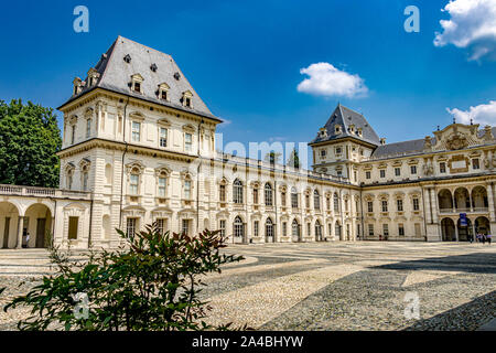 La façade d'inspiration française du château de Castello del Valentino un bâtiment historique situé dans le Parco del Valentino, Turin, Italie Banque D'Images