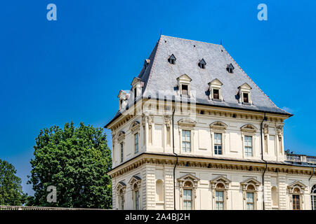 La façade d'inspiration française du château de Castello del Valentino un bâtiment historique situé dans le Parco del Valentino, Turin, Italie Banque D'Images