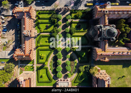 Beaux vieux bâtiments de l'Université de Tchernivtsi avec des tours et des dômes autour de jardin verdoyant avec des allées en Ukraine. Soleil brille sur eux. Top v Banque D'Images