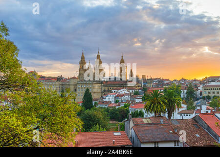 Vue aérienne sur Santiago de Compostela vieille ville avec la cathédrale, Galice, Espagne, à Sunrise Banque D'Images