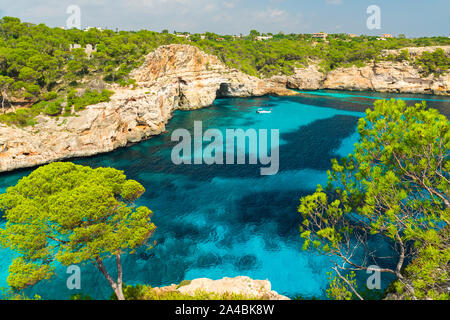 Belle vue sur Cala des Moro sur l'île de Majorque, Baleares, Espagne, en journée ensoleillée Banque D'Images