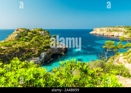 Majorque belle seascape Bay sur la côte de Calo des Moro, Majorque Mer Méditerranée, Iles Baléares, Espagne Banque D'Images