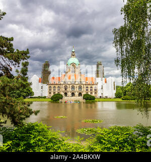 Vue de la nouvelle Mairie, à Hanovre, en Allemagne à partir de l'ensemble de l'étang en Maschpark Banque D'Images