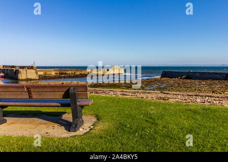 Banc de parc vide donnant sur le port de St Monans, Ecosse Banque D'Images