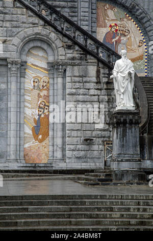 Lourdes, Aquitaine, France, 2 octobre 2019, d'art religieux sur Voir dans la Cathédrale Banque D'Images