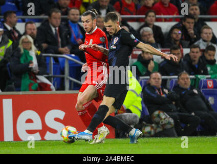 Cardiff, Wales, UK. 13 Oct 2019. European Championships 2020 qualificatifs, Pays de Galles et la Croatie ; Gareth Bale de galles est abordé par Borna Barisic de Croatie : Action Crédit Plus Sport Images/Alamy Live News Banque D'Images