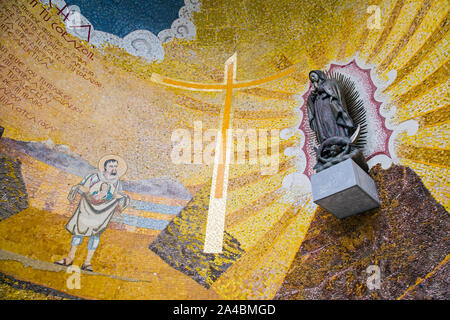 Lourdes, Aquitaine, France, 2 octobre 2019, d'art religieux sur Voir dans la Cathédrale Banque D'Images