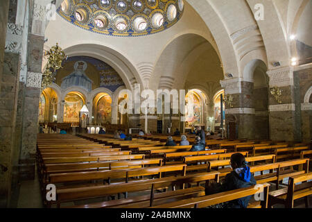 Lourdes, France, 2 octobre 2019, un avis de fidèles à l'intérieur de la basilique du Rosaire. Banque D'Images