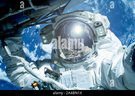 Astronaute dans l'espace dans une combinaison spatiale. Les éléments de cette image ont été fournies par la NASA. Banque D'Images