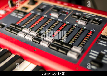 Close-up de l'hammond section d'une étape classique rouge professionnel et concert live clavier, avec clavier et voyants de contrôle Banque D'Images