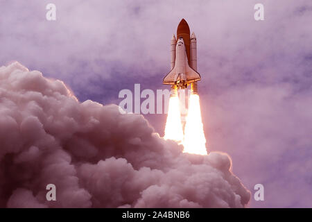 Lancement de la navette spatiale. Avec le feu et la fumée. Sur le fond bleu du ciel. Les éléments de cette image ont été fournies par la NASA. Banque D'Images