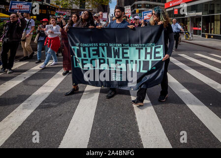 New York, USA. 13 Oct, 2019. Des centaines de manifestants sont descendus dans la rue le 13 octobre 2019, à la demande de Congrès ''attaquer maintenant'' et offrent une puissante envoyer à leurs représentants élus à la fin de leurs vacances. Dans la ville de New York les participants se sont réunis au père Duffy Square à Times Square, et marchaient sur Broadway à Union Square. Crédit : Erik McGregor/ZUMA/Alamy Fil Live News Banque D'Images