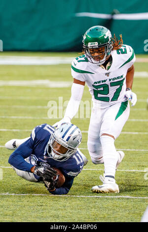 East Rutherford, New Jersey, USA. 13 Oct, 2019. Cowboys de Dallas receveur Cedrick Wilson (11) fait de la capture de New York Jets Darryl évoluait Roberts (27), à la défense au cours de la NFL match entre les Dallas Cowboys et les New York Jets à MetLife Stadium à East Rutherford, New Jersey. Christopher Szagola/CSM/Alamy Live News Banque D'Images